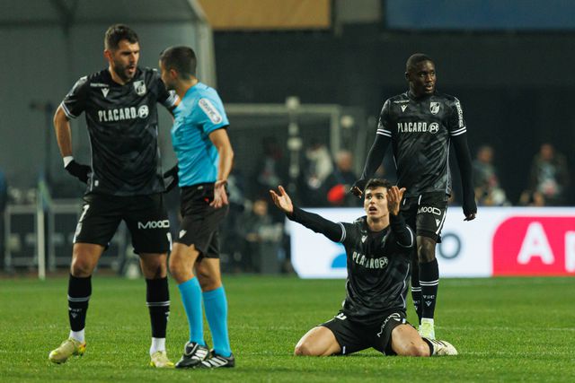 V. Guimarães: Luís Pinto com dupla em dúvida para o dérbi