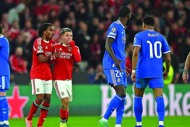 Leandro Barreiro com Gianluca Prestianni quando o jogo estava interrompido - Foto: Miguel Nunes