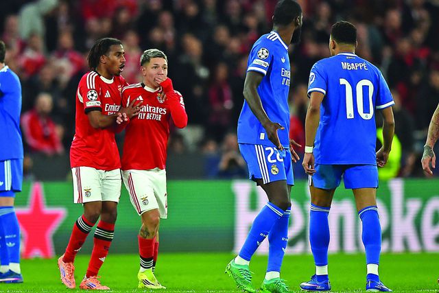 Leandro Barreiro com Gianluca Prestianni quando o jogo estava interrompido — Foto: Miguel Nunes