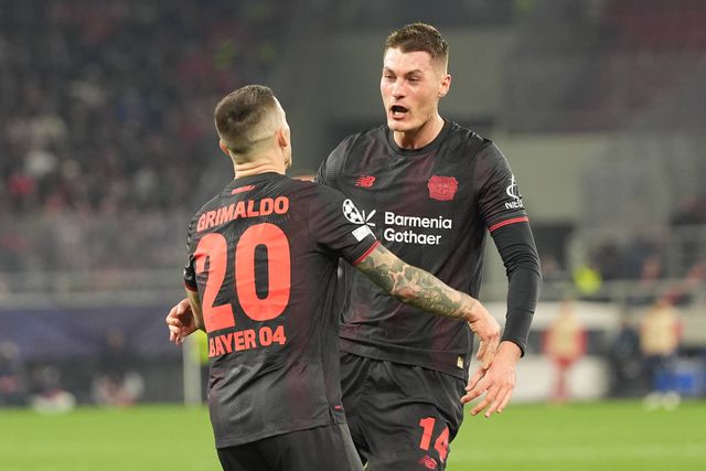 Patrik Schick celebra com Grimaldo golo do Leverkusen na casa do Olympiakos (IMAGO)