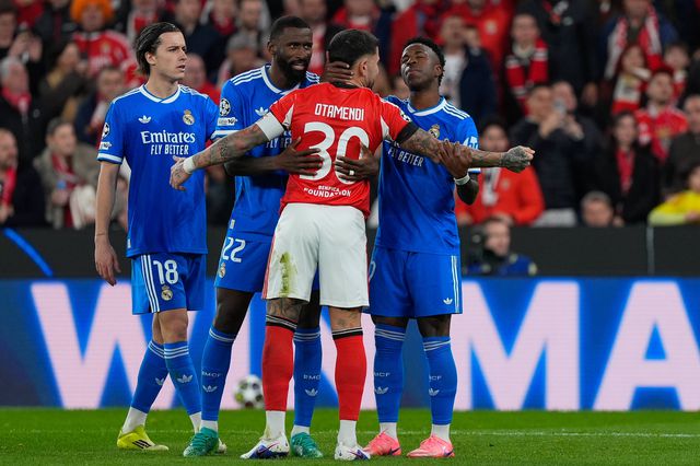 Carreras, à esquerda, no jogo em que regressou à Luz