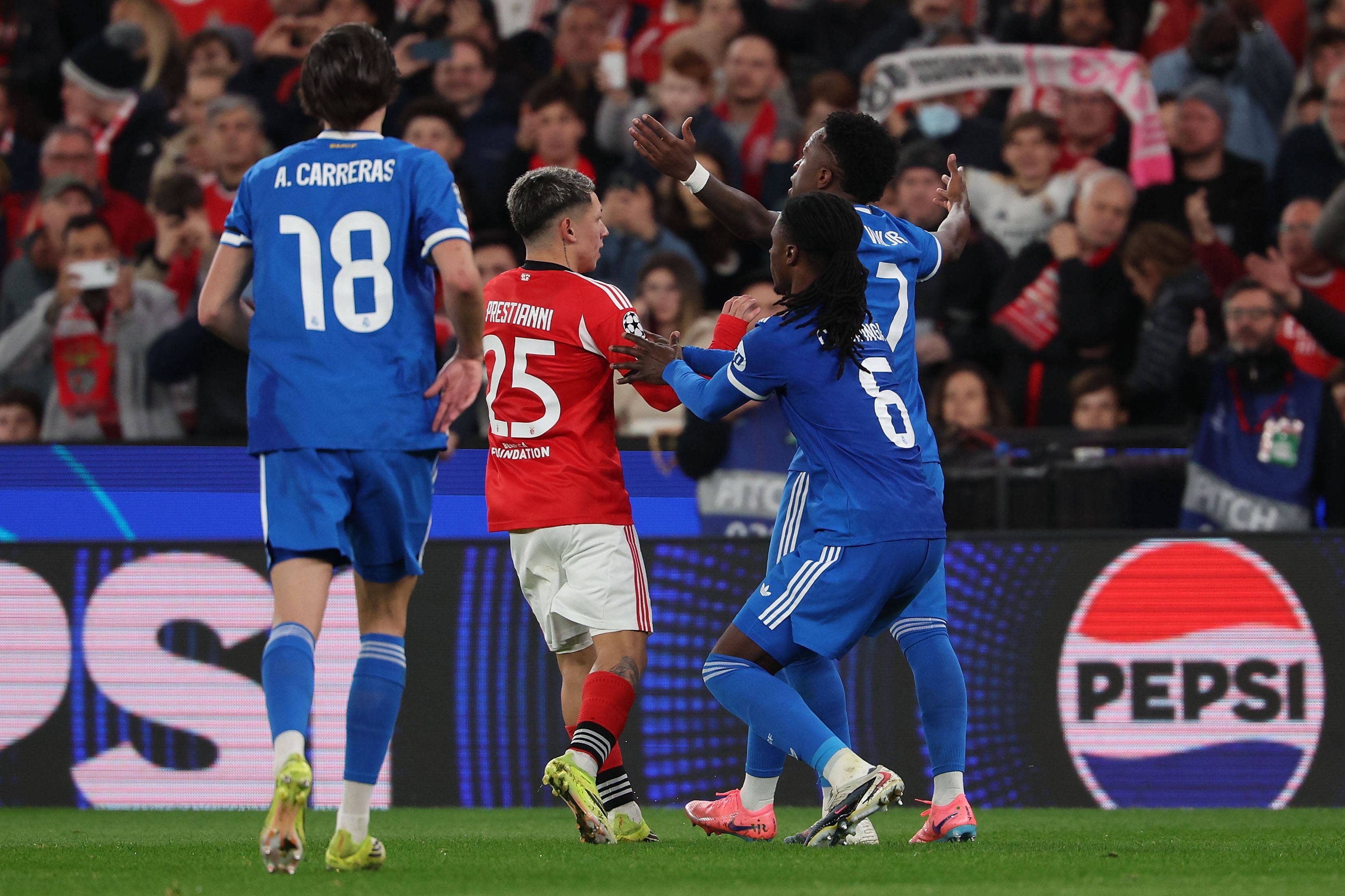 Vinícius Júnior e Prestianni foram protagonistas do momento mais negativo da noite de Champions na Luz