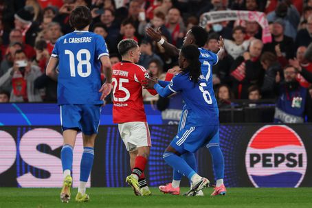 Vinícius Júnior e Prestianni foram protagonistas do momento mais negativo da noite de Champions na Luz