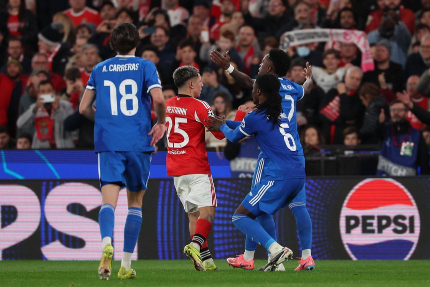 Vinícius Júnior e Prestianni foram protagonistas do momento mais negativo da noite de Champions na Luz