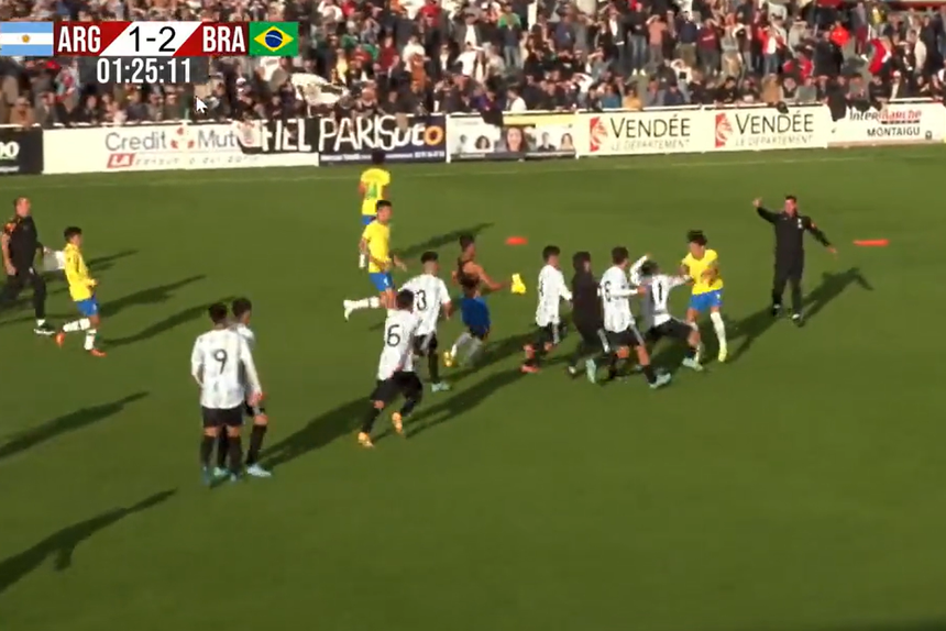 Momento em que Prestianni atinge adversário num duelo entre Argentina e Brasil em 2022