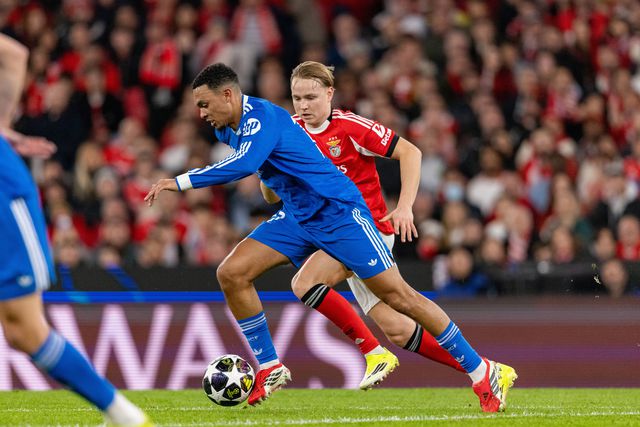 Trent Alexander-Arnold conduz a bola com o pé direito, o mesmo onde tem a homenagem a Diogo Jota - Foto: IMAGO