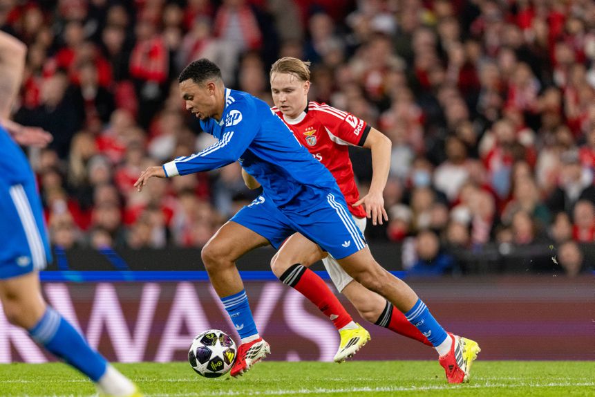 Trent Alexander-Arnold conduz a bola com o pé direito, o mesmo onde tem a homenagem a Diogo Jota - Foto: IMAGO