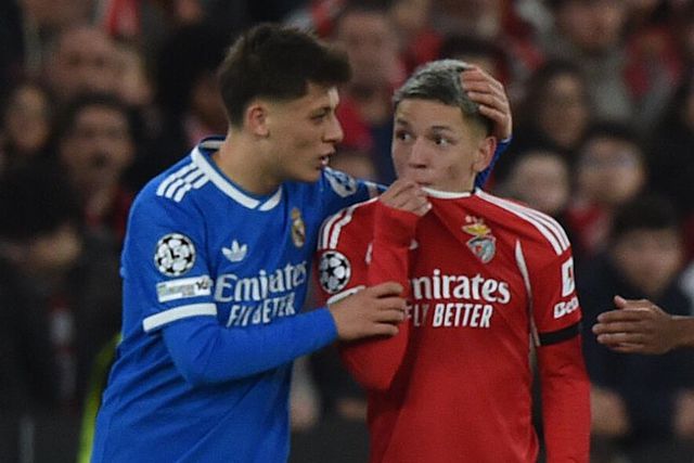 Arda Guler agarra Prestianni, que se dirige a Vinícius Júnior (Foto: Miguel Nunes)