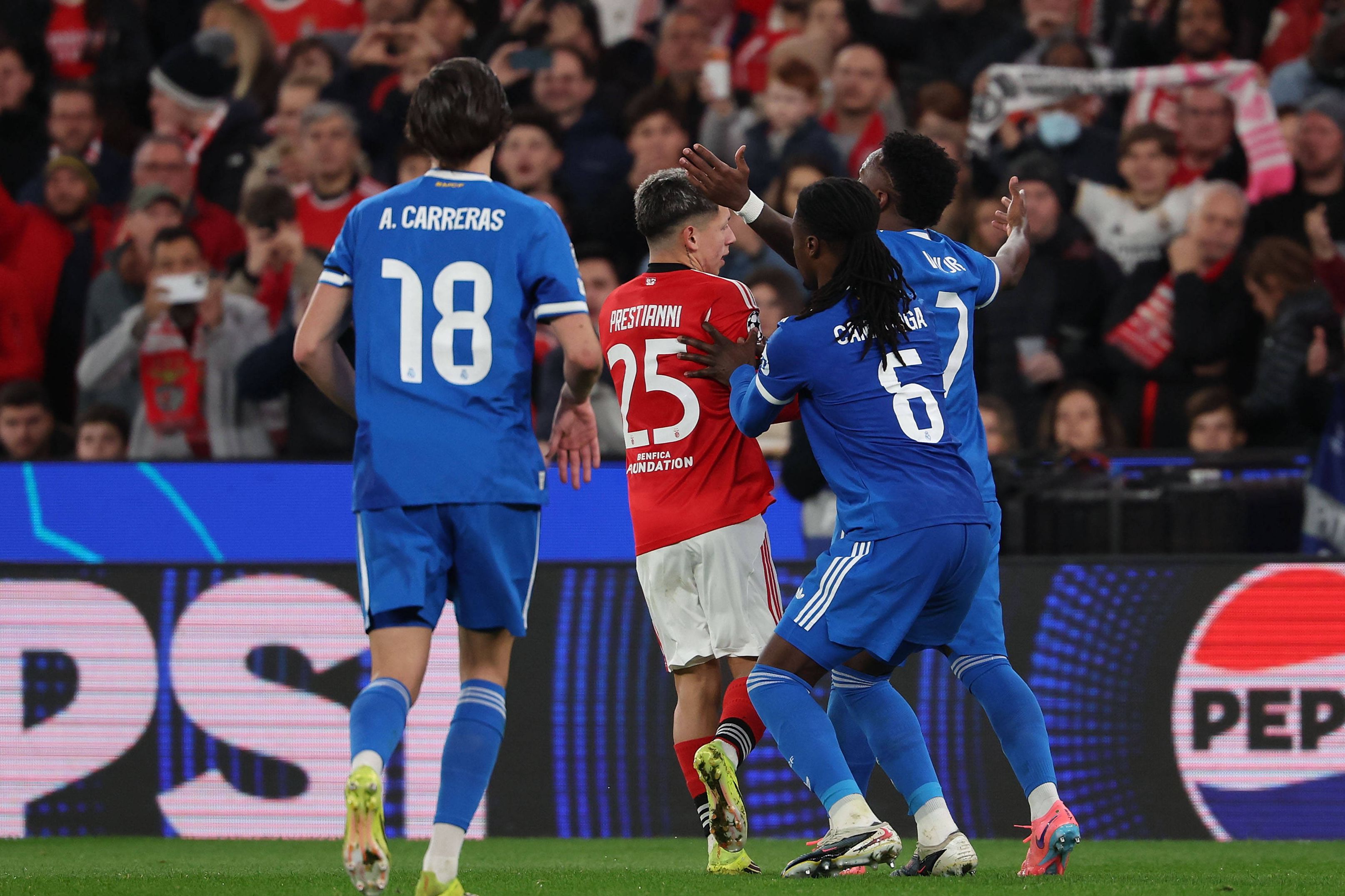 Momento de enorme tensão protagonizado por Prestianni (Benfica) e Vinícius Júnior (Real Madrid)