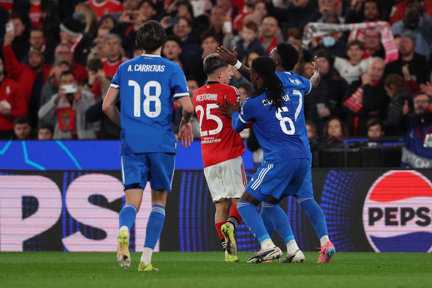 Momento de enorme tensão protagonizado por Prestianni (Benfica) e Vinícius Júnior (Real Madrid)