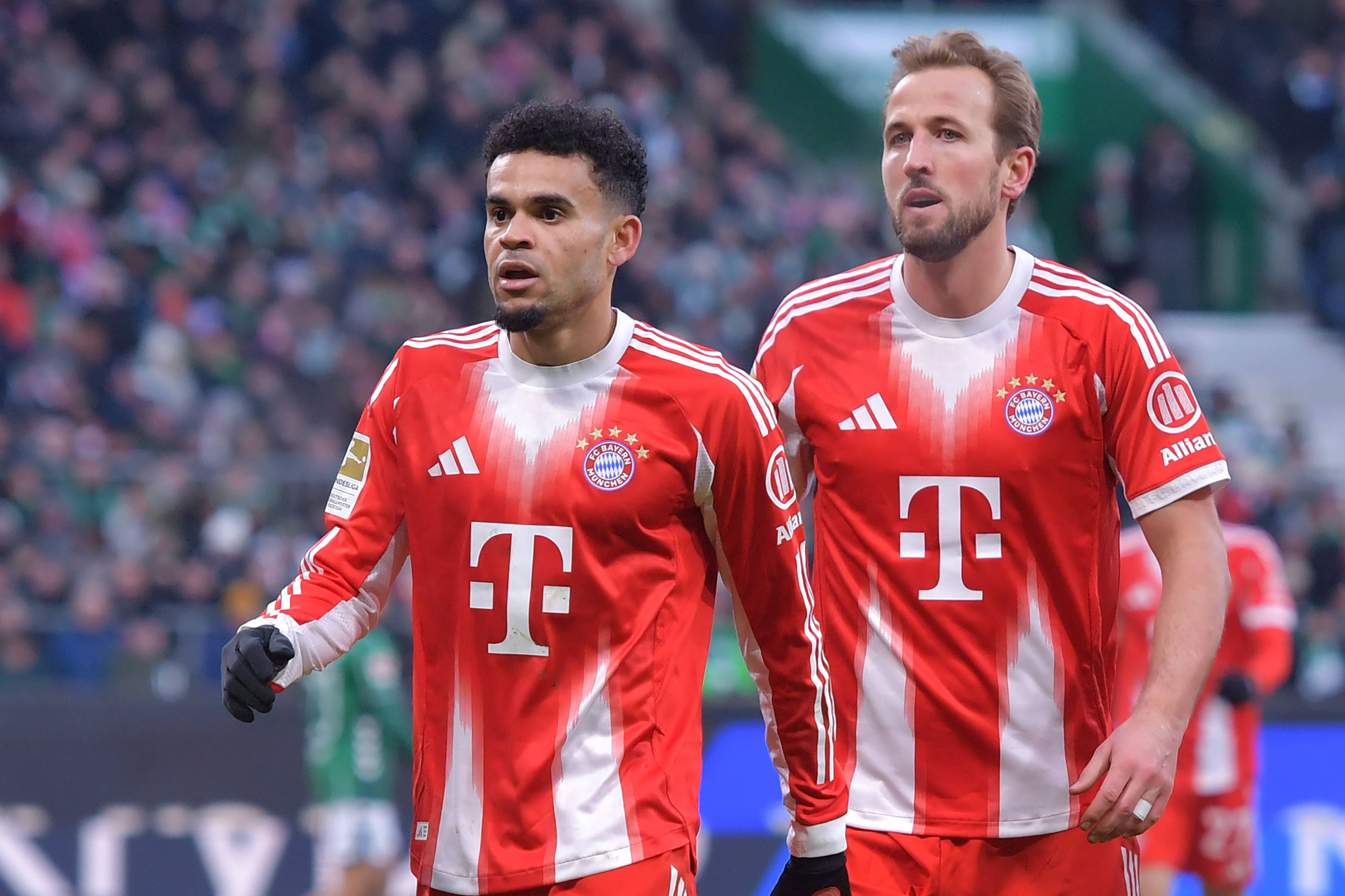 Luis Díaz a celebrar um golo pelo Bayern com Harry Kane