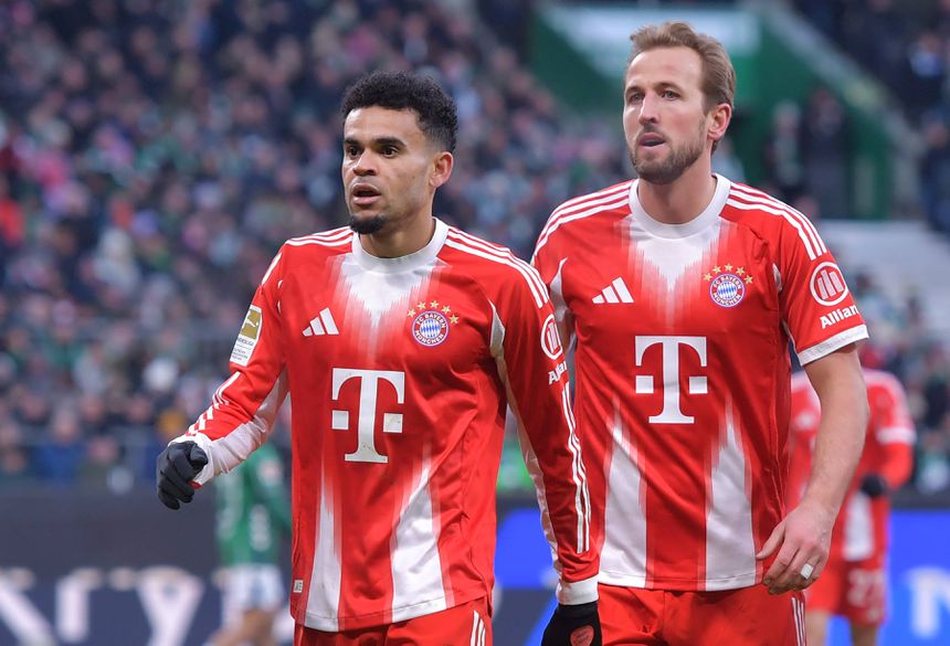 Luis Díaz a celebrar um golo pelo Bayern com Harry Kane