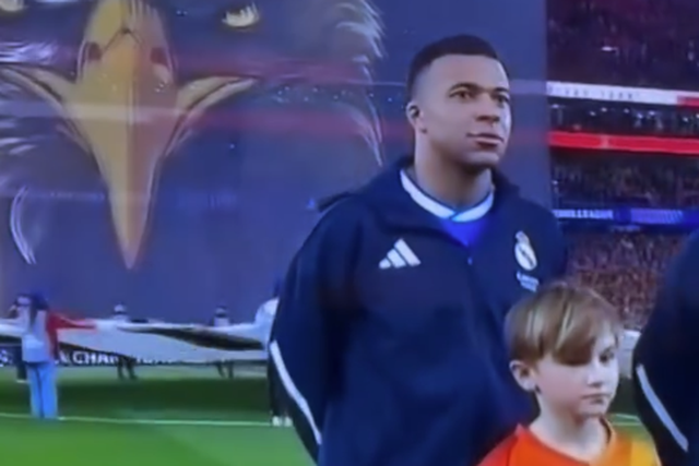 Mateo, filho de Fejsa, à frente de Mbappé, antes do jogo entre Benfica e Real Madrid na Luz