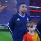 Mateo, filho de Fejsa, à frente de Mbappé, antes do jogo entre Benfica e Real Madrid na Luz