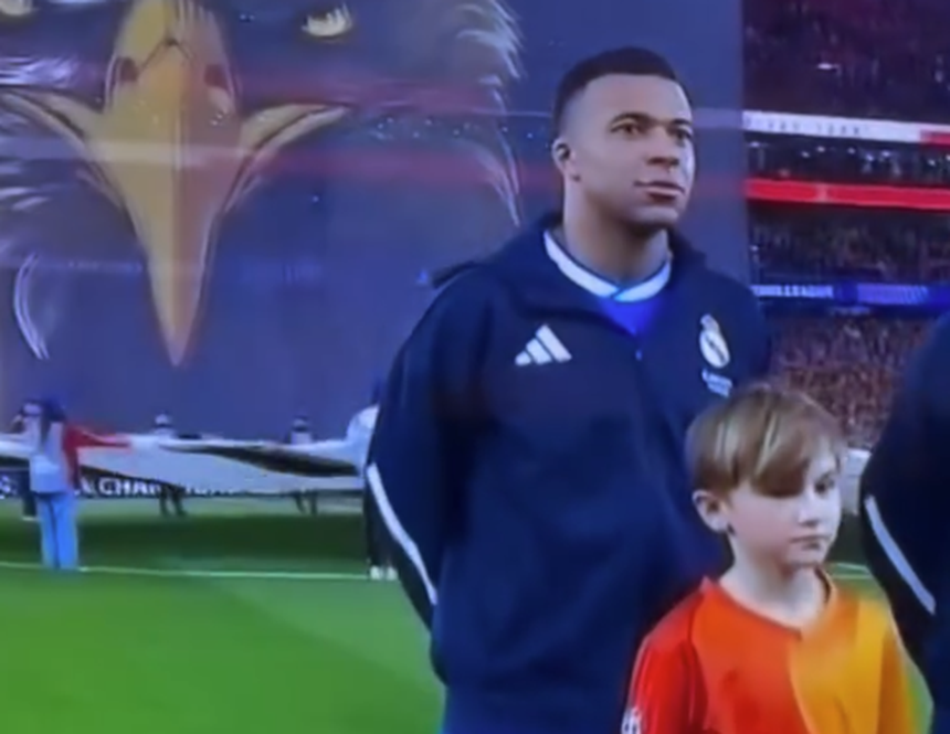 Mateo, filho de Fejsa, à frente de Mbappé, antes do jogo entre Benfica e Real Madrid na Luz