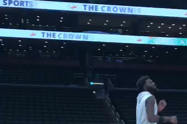 Neemias Queta aquece e vai a jogo frente aos Pistons