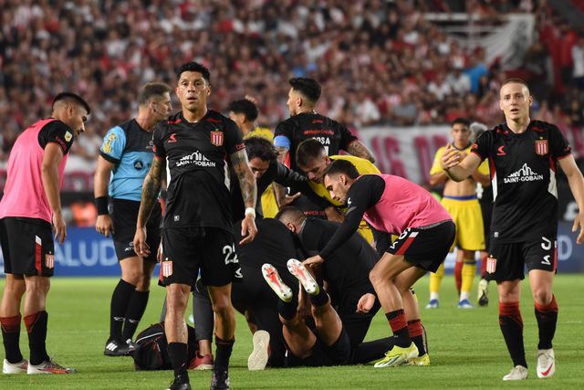 Vídeo: Jogador do Estudiantes tem convulsão em campo e jogo com Boca é suspenso