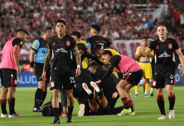 Vídeo: Jogador do Estudiantes tem convulsão em campo e jogo com Boca é suspenso