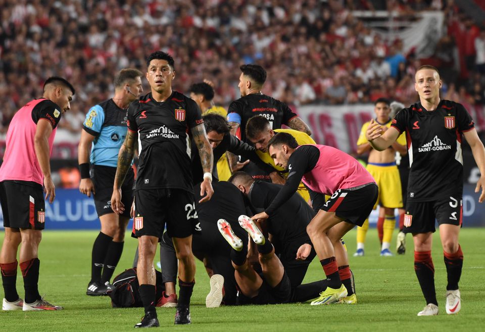 Vídeo: Jogador do Estudiantes tem convulsão em campo e jogo com Boca é suspenso