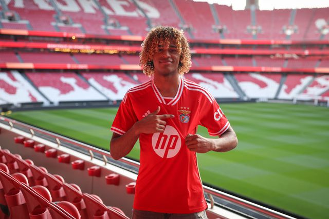 Guilherme Castro assina contrato profissional com o Benfica