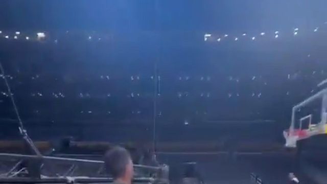 Novak Djokovic mostra queda e pontaria... para o basquetebol