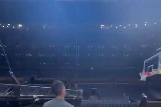 Novak Djokovic mostra queda e pontaria... para o basquetebol