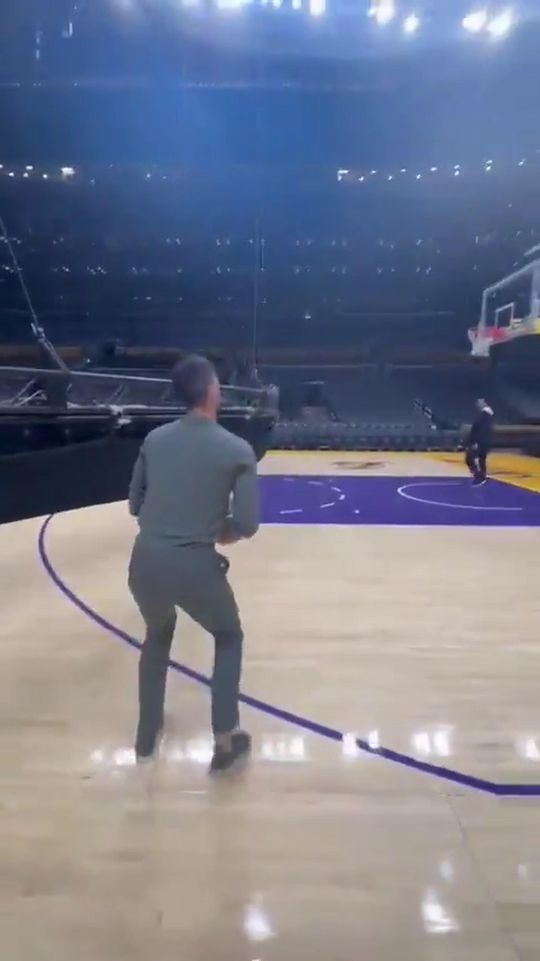 Novak Djokovic mostra queda e pontaria... para o basquetebol