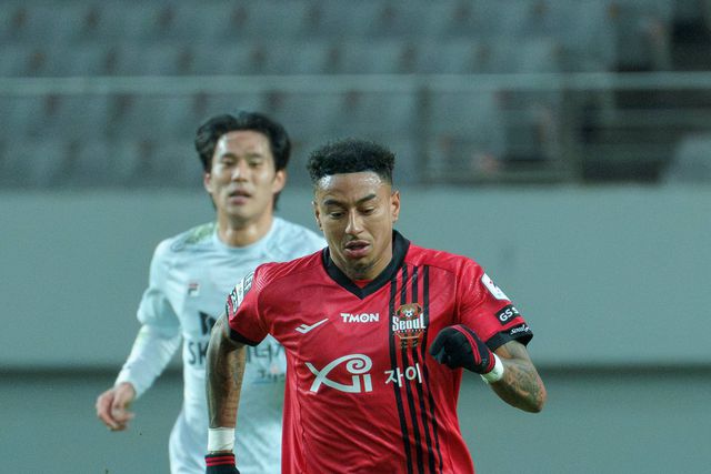 Lingard criticado pelo seu novo treinador: «Se a fama ganhasse jogos, tinha trazido um reformado»