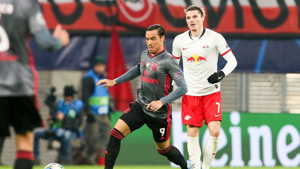 Raúl de Tomás com a camisola do Benfica