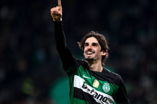 Trincão de braço levantado a celebrar um golo do Sporting