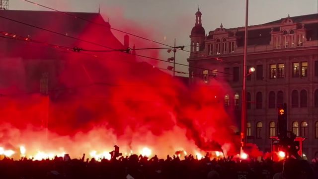 Impressionante: o 'show' pirotécnico dos adeptos do Ajax para assinalar o 125.º aniversário
