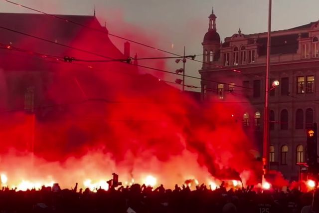 Impressionante: o 'show' pirotécnico dos adeptos do Ajax para assinalar o 125.º aniversário