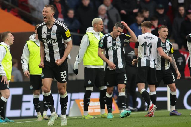 Tem 9 dedos, aos 16 trabalhava num supermercado e foi convocado para Inglaterra