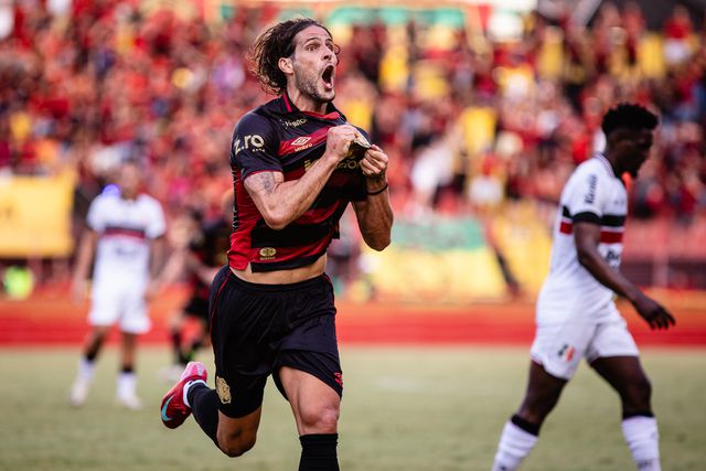 Gonçalo Paciência festeja pelo Sport Recife (Foto: Paulo Paiva/Sport Recife)