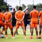 O treinador português Pepa com os jogadores do Sport Recife, um clube de volta ao Brasileirão depois de três épocas em sofrimento na Série B (Foto: Paulo Paiva/Sport Recife)
