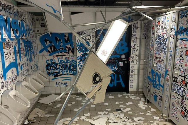 Caos total no estádio do Aachen (X- @AlemanniaUK)