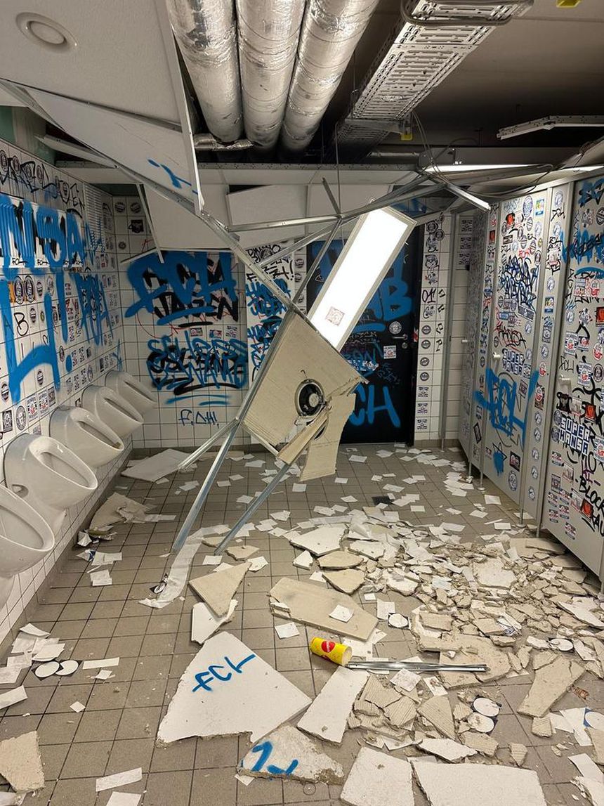 Caos total no estádio do Aachen (X- @AlemanniaUK)