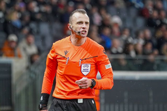 Irfan Peljto apita o Dinamarca-Portugal