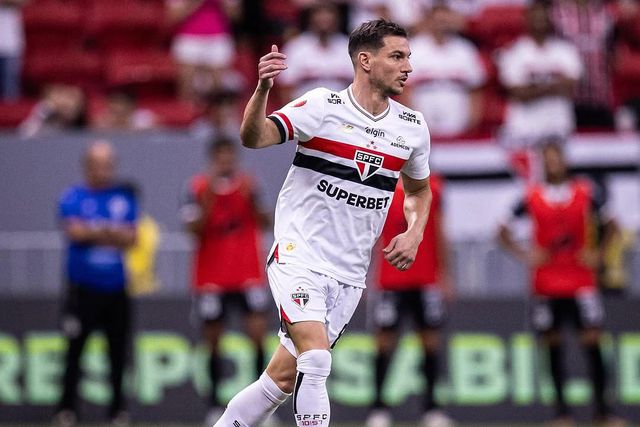 Cédric Soares em ação pelo São Paulo