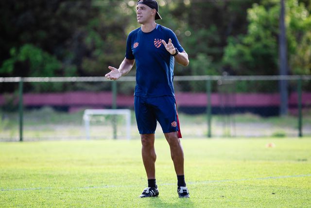 Pepa dirigindo um treino do Sport (Foto: Paulo Paiva/Sport Recife)