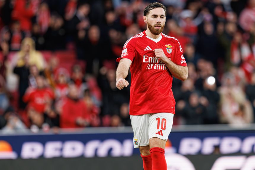 O médio turco Kokçu assinou excelente golo na vitória do Benfica sobre o Rio Ave