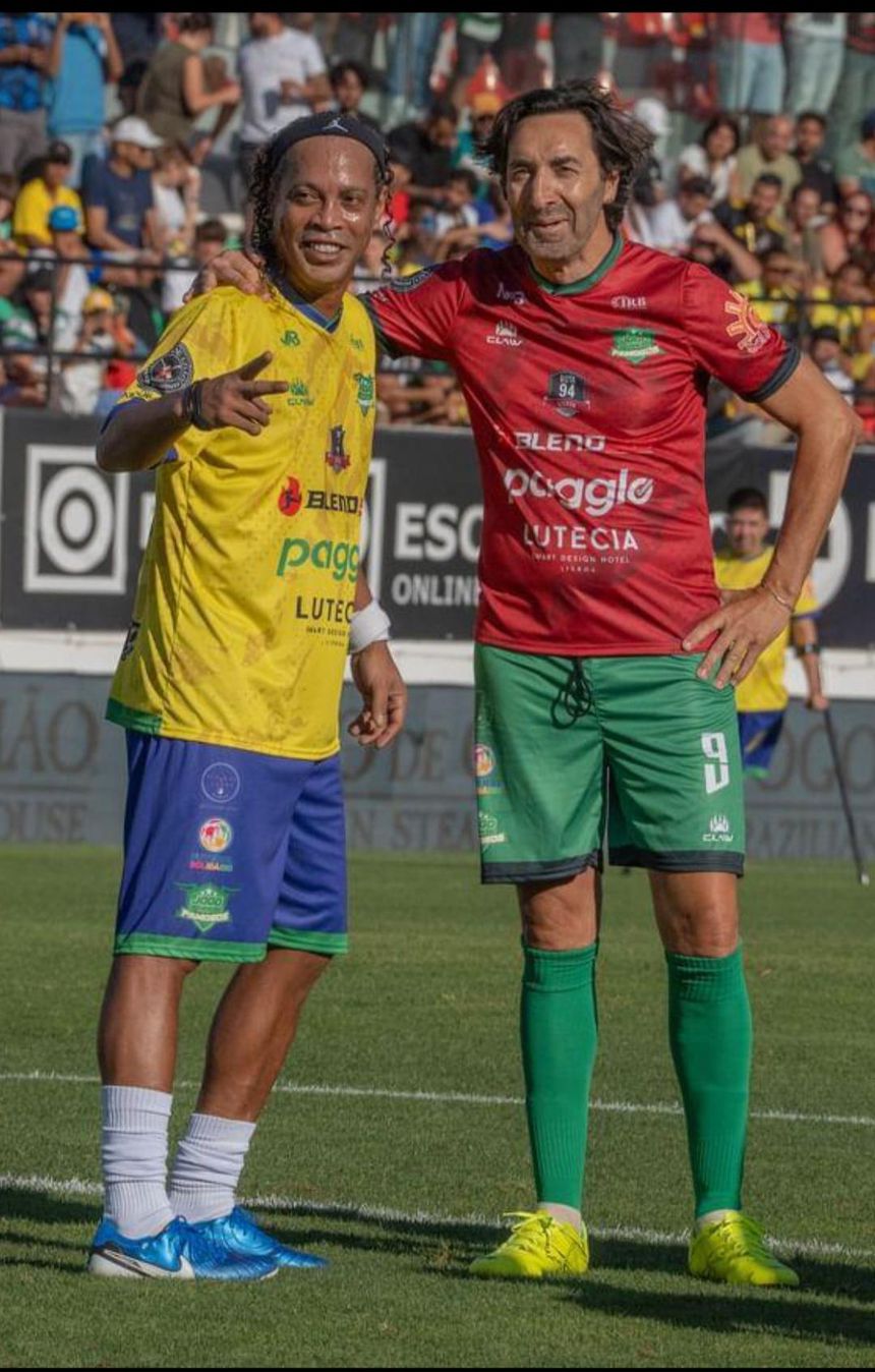 Catarino com Ronaldinho Gaúcho, durante um jogo de beneficiência, na Reboleira, em agosto de 2024