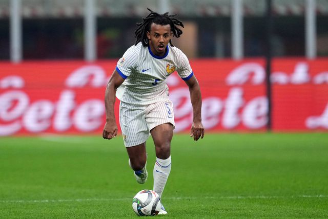 Koundé com a camisola da seleção francesa