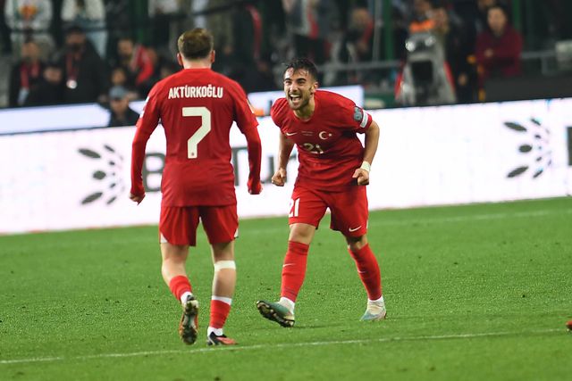 Kerem Akturkoglu e Yunus Akgun celebram juntos