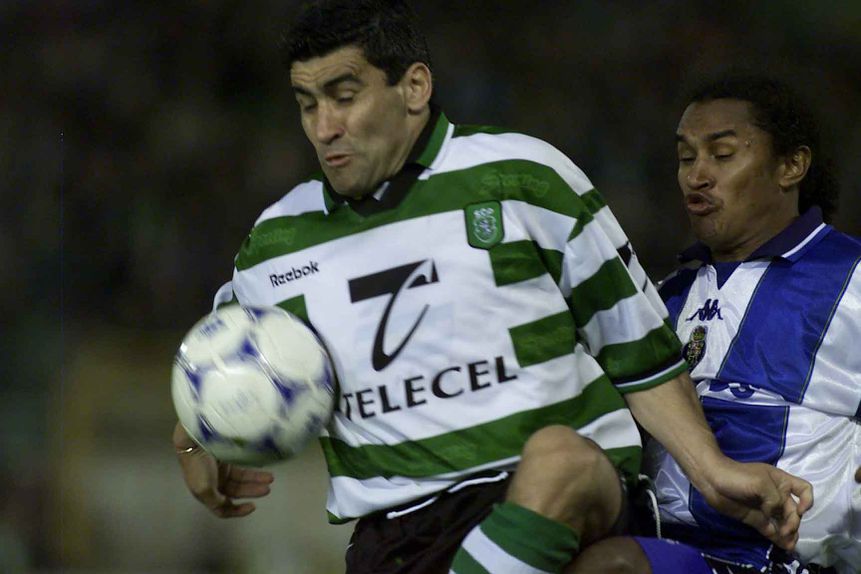 Argentino Beto Acosta, figura dos leões na época 1999/2000, a que quebrou o jejum do título, ganha lance ao brasileiro Esquerdinha