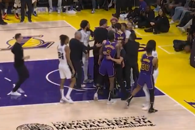 Confusão entre Jared Vanderbily e Jeremy Sochan