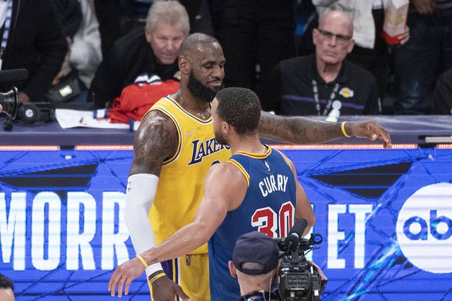 Cumprimento entre LeBron James e Steph Curry