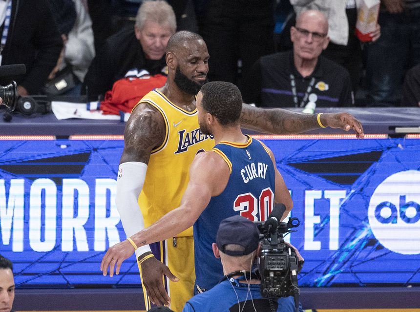 Cumprimento entre LeBron James e Steph Curry