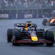 Max Verstappen, da Red Bull, à frente de Oscar Piastri, da McLaren