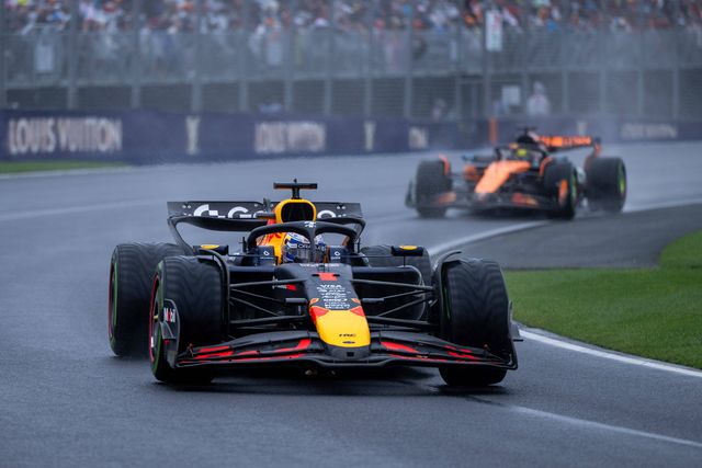 Max Verstappen, da Red Bull, à frente de Oscar Piastri, da McLaren